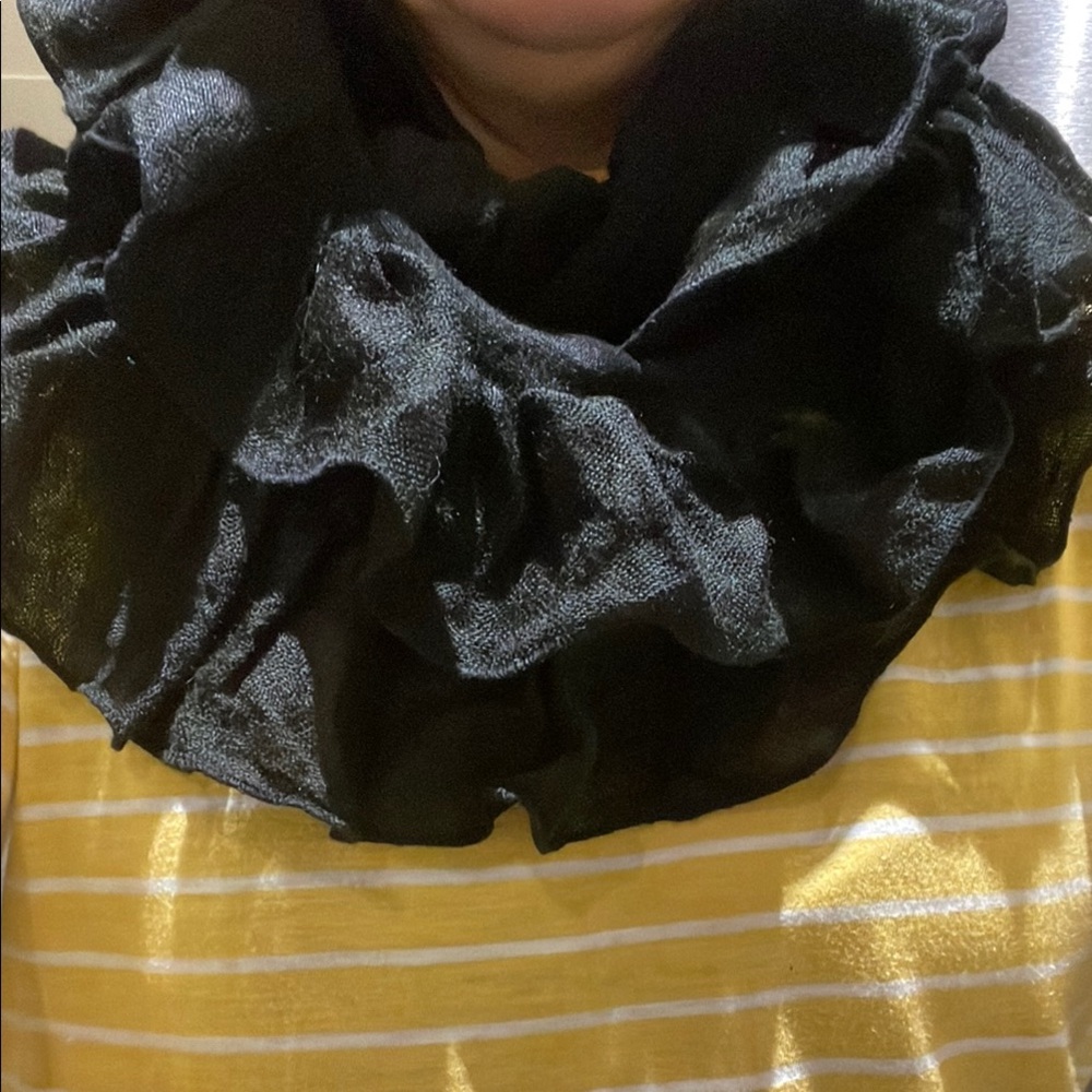 Elegant Black Ruffled Scarf 👵MT
